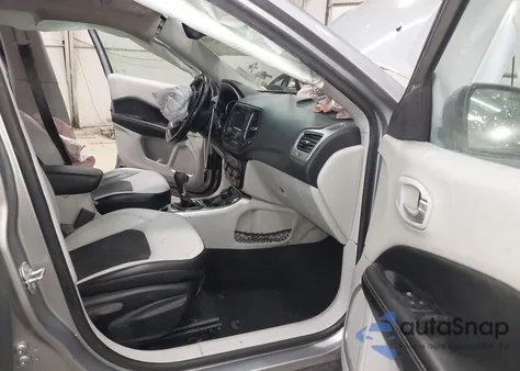 2018 Jeep Compass Latitude 4X4 из США, поврежденный, VIN 3C4NJDBB4JT187613